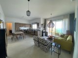 KÜÇÜK ERENKÖY'DE, DENIZ KIYISINDA, BIRINCI SINIF BIR ÇATI KATI DAIRESI; 3 YATAK ODASI, 2 BANYO VE ÇATI KATINDA BARBEKÜ, MUTFAK VE PERGOLA BULUNMAKTADIR