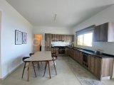 KÜÇÜK ERENKÖY'DE, DENIZ KIYISINDA, BIRINCI SINIF BIR ÇATI KATI DAIRESI; 3 YATAK ODASI, 2 BANYO VE ÇATI KATINDA BARBEKÜ, MUTFAK VE PERGOLA BULUNMAKTADIR