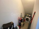KÜÇÜK ERENKÖY'DE, DENIZ KIYISINDA, BIRINCI SINIF BIR ÇATI KATI DAIRESI; 3 YATAK ODASI, 2 BANYO VE ÇATI KATINDA BARBEKÜ, MUTFAK VE PERGOLA BULUNMAKTADIR