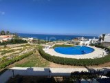 KÜÇÜK ERENKÖY'DE, DENIZ KIYISINDA, BIRINCI SINIF BIR ÇATI KATI DAIRESI; 3 YATAK ODASI, 2 BANYO VE ÇATI KATINDA BARBEKÜ, MUTFAK VE PERGOLA BULUNMAKTADIR