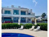KÜÇÜK ERENKÖY'DE, DENIZ KIYISINDA, BIRINCI SINIF BIR ÇATI KATI DAIRESI; 3 YATAK ODASI, 2 BANYO VE ÇATI KATINDA BARBEKÜ, MUTFAK VE PERGOLA BULUNMAKTADIR