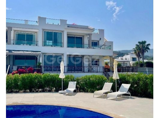 KÜÇÜK ERENKÖY'DE, DENIZ KIYISINDA, BIRINCI SINIF BIR ÇATI KATI DAIRESI; 3 YATAK ODASI, 2 BANYO VE ÇATI KATINDA BARBEKÜ, MUTFAK VE PERGOLA BULUNMAKTADIR