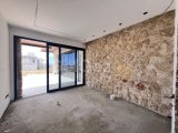 BOĞAZTEPE'NİN GÜZEL BÖLGESİNDE YENİ İNŞA EDİLMİŞ LÜKS TAŞ TARZI 3 YATAK ODALI BUNGALOV
