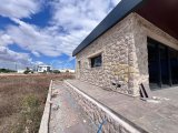 BOĞAZTEPE'NİN GÜZEL BÖLGESİNDE YENİ İNŞA EDİLMİŞ LÜKS TAŞ TARZI 3 YATAK ODALI BUNGALOV