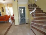 Alsancak’ta Tertemiz, 2 Yatak Odalı, 2 Banyolu Yarı Müstakil Villa £235,000