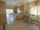 Alsancak’ta Tertemiz, 2 Yatak Odalı, 2 Banyolu Yarı Müstakil Villa £235,000