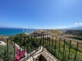 BAHÇELI'DE DENIZ VE VADI MANZARALI, ÖZEL HAVUZLU VE GÜNEŞ ENERJILI 3 YATAK ODALI DEĞERINDE VILLA
