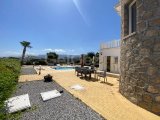 BAHÇELI'DE DENIZ VE VADI MANZARALI, ÖZEL HAVUZLU VE GÜNEŞ ENERJILI 3 YATAK ODALI DEĞERINDE VILLA