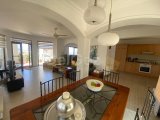 BAHÇELI'DE DENIZ VE VADI MANZARALI, ÖZEL HAVUZLU VE GÜNEŞ ENERJILI 3 YATAK ODALI DEĞERINDE VILLA