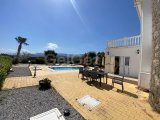 BAHÇELI'DE DENIZ VE VADI MANZARALI, ÖZEL HAVUZLU VE GÜNEŞ ENERJILI 3 YATAK ODALI DEĞERINDE VILLA