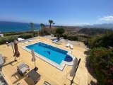 BAHÇELI'DE DENIZ VE VADI MANZARALI, ÖZEL HAVUZLU VE GÜNEŞ ENERJILI 3 YATAK ODALI DEĞERINDE VILLA
