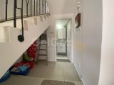 A ANAHTAR TESLIMI, 2 YATAK ODALI, 1,5 BANYOLU, ORTAK HAVUZLU VE BAHÇELI YARI MÜSTAKIL ŞEHIR EVI, CATALKÖY, KYRENIA'DA