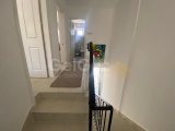 A ANAHTAR TESLIMI, 2 YATAK ODALI, 1,5 BANYOLU, ORTAK HAVUZLU VE BAHÇELI YARI MÜSTAKIL ŞEHIR EVI, CATALKÖY, KYRENIA'DA