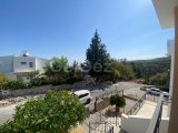 A ANAHTAR TESLIMI, 2 YATAK ODALI, 1,5 BANYOLU, ORTAK HAVUZLU VE BAHÇELI YARI MÜSTAKIL ŞEHIR EVI, CATALKÖY, KYRENIA'DA
