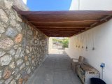 A ANAHTAR TESLIMI, 2 YATAK ODALI, 1,5 BANYOLU, ORTAK HAVUZLU VE BAHÇELI YARI MÜSTAKIL ŞEHIR EVI, CATALKÖY, KYRENIA'DA