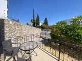 A ANAHTAR TESLIMI, 2 YATAK ODALI, 1,5 BANYOLU, ORTAK HAVUZLU VE BAHÇELI YARI MÜSTAKIL ŞEHIR EVI, CATALKÖY, KYRENIA'DA