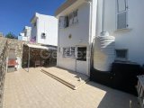 A ANAHTAR TESLIMI, 2 YATAK ODALI, 1,5 BANYOLU, ORTAK HAVUZLU VE BAHÇELI YARI MÜSTAKIL ŞEHIR EVI, CATALKÖY, KYRENIA'DA