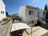 A ANAHTAR TESLIMI, 2 YATAK ODALI, 1,5 BANYOLU, ORTAK HAVUZLU VE BAHÇELI YARI MÜSTAKIL ŞEHIR EVI, CATALKÖY, KYRENIA'DA