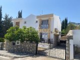 A ANAHTAR TESLIMI, 2 YATAK ODALI, 1,5 BANYOLU, ORTAK HAVUZLU VE BAHÇELI YARI MÜSTAKIL ŞEHIR EVI, CATALKÖY, KYRENIA'DA