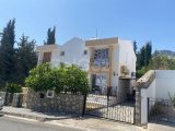 A ANAHTAR TESLIMI, 2 YATAK ODALI, 1,5 BANYOLU, ORTAK HAVUZLU VE BAHÇELI YARI MÜSTAKIL ŞEHIR EVI, CATALKÖY, KYRENIA'DA