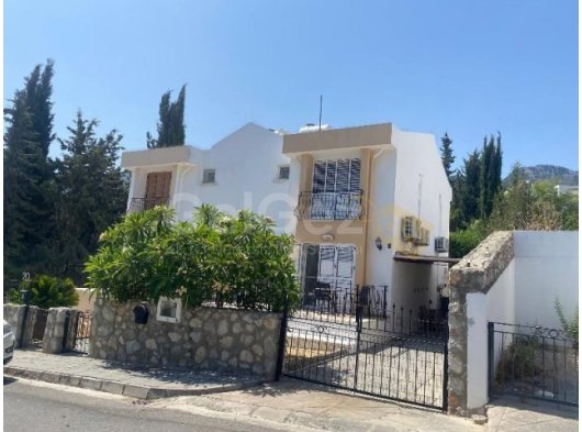 A ANAHTAR TESLIMI, 2 YATAK ODALI, 1,5 BANYOLU, ORTAK HAVUZLU VE BAHÇELI YARI MÜSTAKIL ŞEHIR EVI, CATALKÖY, KYRENIA'DA