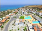 A, GENİŞ BAHÇELİ, ÜST KAT TERASLI VE TESİS İÇİ OLANAKLARI OLAN, 3 YATAK ODALI, 2 BANYOLU, ŞİRİN VİLLA – TATLISU