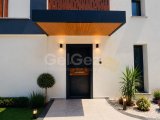 GİRNE'NİN EN KALİTELİ SİTESİNDE MUHTEŞEM BİR FULL EŞYALI 3+1 DUBLEKS TERASLI VİLLA