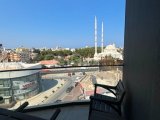 Gazimağusa Caddemde Ada Kent ve batı üniversitesine yürüme mesafesinde, caddeye çok yakın, güney cephede, güvenlik, kapalı otopark, jeneratörlü, eşyalı 3+1 kira