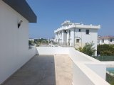Girne Alsancak'ta 4+1 havuzlu kiralık villa