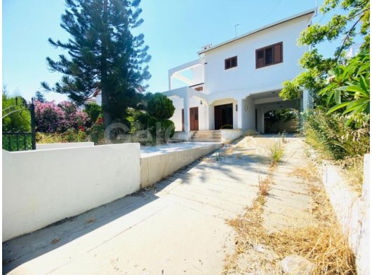 Girne Karaoğlanoğlu bölgesinde eşyasız geniş kiralık 3+2 bahçeli villa!