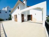 Girne Karaoğlanoğlu bölgesinde eşyasız geniş kiralık 3+2 bahçeli villa!