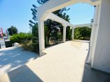 Girne Karaoğlanoğlu bölgesinde eşyasız geniş kiralık 3+2 bahçeli villa!