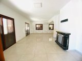 Girne Karaoğlanoğlu bölgesinde eşyasız geniş kiralık 3+2 bahçeli villa!