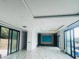 Girne Çatalköy'de Deniz Manzaralı Lüks Villa Satılık!