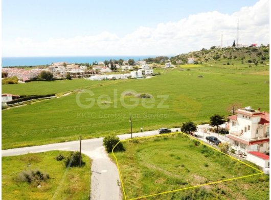 Huzurlu Bir Mahallede 688 m2 Köşe Arsa – Kumsala 10 Dakika Yürüme Mesafesinde