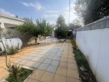 Küçük Kaymaklı'da Ana Yola Cephe, Geniş Bahçeli, Kiralık 140 m² Ticari Dükkan