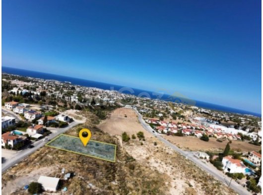 Girne Çatalköy'de Ana Yolla Yürüme Mesafesinde Satılık 1060 m2 Arazi