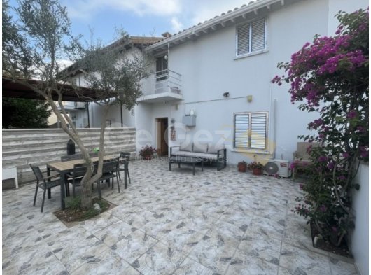 Küçük Kaymaklı'da Ana Yola Cephe, Geniş Bahçeli, Kiralık 140 m² Ticari Dükkan