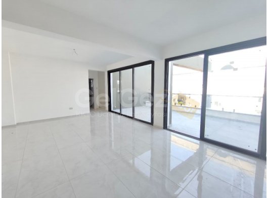 Lefkoşa Hamitköy'de Satılık Ebeveyn Banyolu 2+1 Penthouse Daire