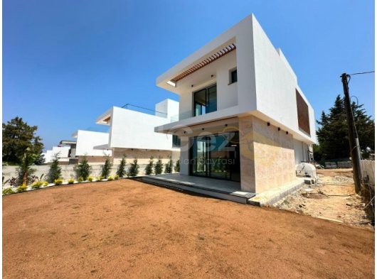 KIBRIS GIRNE ÇATALKOY'DE MUHTEŞEM İÇ MEKAN TASARIMINA SAHIP YENI 3+1 VILLA SATILIK