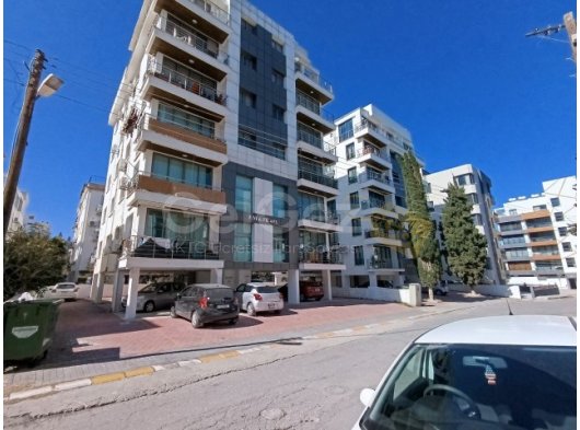 Girne Aşağı Girne'de Eşyalı 2+1 Kiralık Daire | Şehir ve Doğa Manzarası