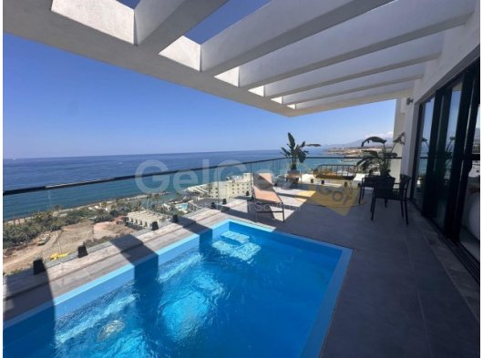 Girne Merkez'de Birinci Sırada Satılık Özel Havuzlu 3+1 Lüks Penthouse
