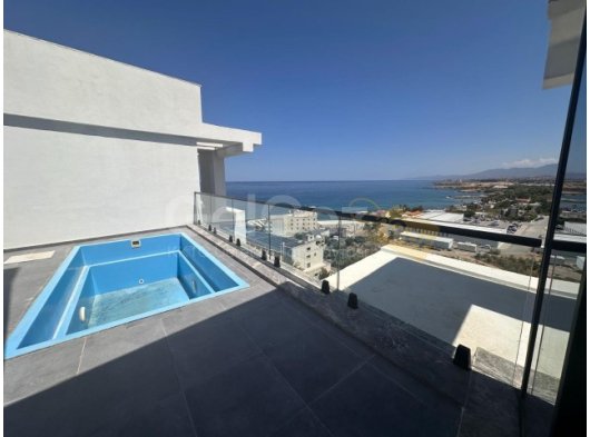 Girne Merkez'de Birinci Sırada Satılık Özel Havuzlu 3+1 Lüks Penthouse