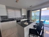 Girne Merkez'de Birinci Sırada Satılık Özel Havuzlu 3+1 Lüks Penthouse