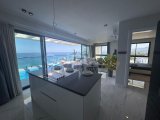 Girne Merkez'de Birinci Sırada Satılık Özel Havuzlu 3+1 Lüks Penthouse