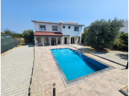 Girne Lapta Anayol Üzeri Ticari İzinli Satılık 4+1 Villa