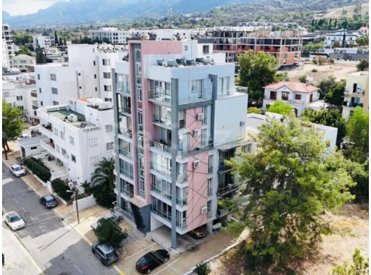 Girne'nin merkezinde deniz manzaralı 2+1 satılık daire!