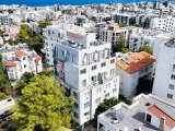 Girne'nin merkezinde deniz manzaralı 2+1 satılık daire!