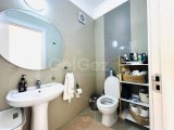 Girne'nin merkezinde deniz manzaralı 2+1 satılık daire!