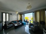 Girne'nin merkezinde deniz manzaralı 2+1 satılık daire!